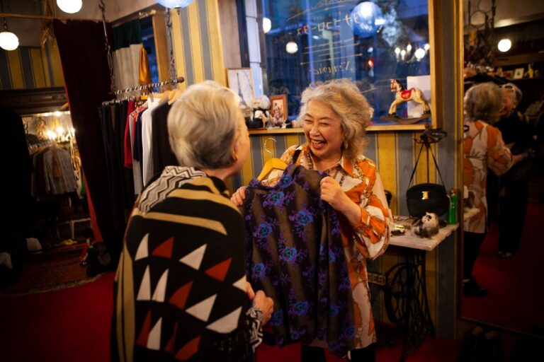 洋服店で買い物を楽しむシニア女性たち